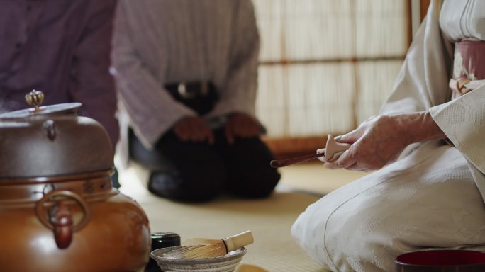 传统茶道上的主人擦拭勺