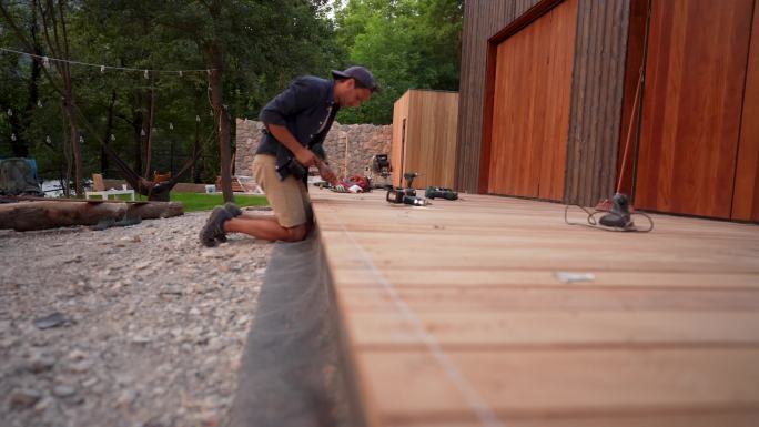 在木屋前安装木质甲板