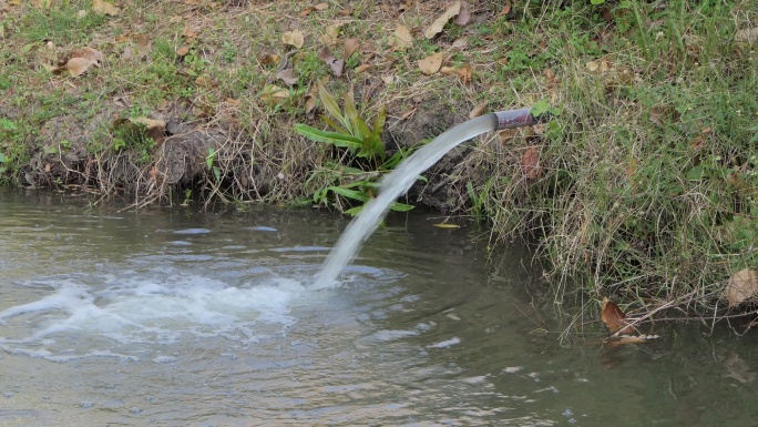 灌溉机泵流出的水。