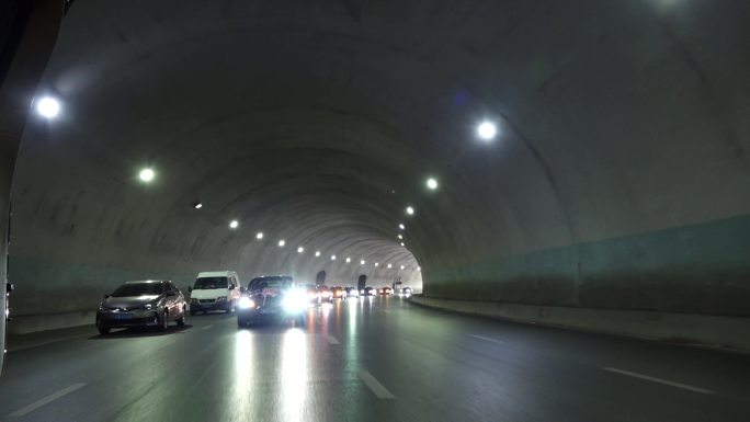 隧道隧道内的灯光车灯地面反光山洞