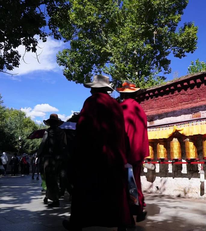 拉萨藏族人在转经