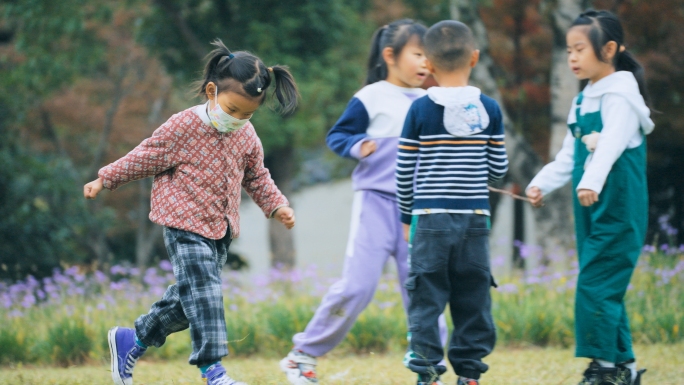 玩耍散步公园游玩小孩休闲度假城市生活骑行