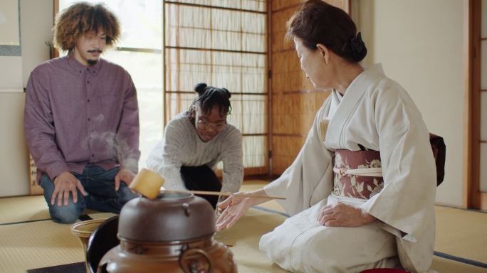 女主人演示如何在传统的日本茶道上拿碗