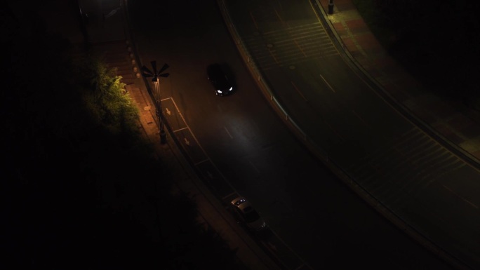 俯瞰夜晚马路上的一辆车