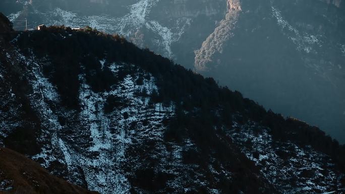 云南冬季大山视频雄浑大山积雪山脊