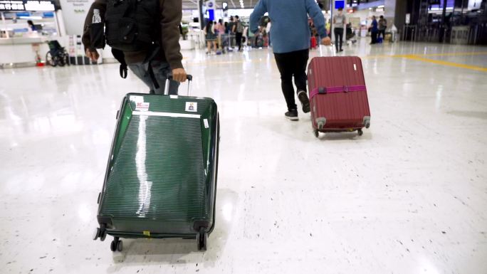 SLO MO-背包客在拉行李时冲向登机口