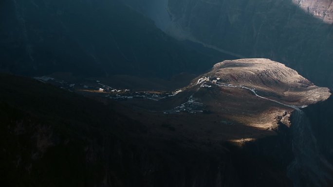 山川乡村振兴金沙江边平顶山暮色静怡村落