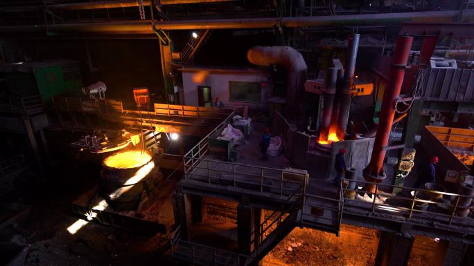 钢铁厂炼钢厂模具加工工人熔炉工作
