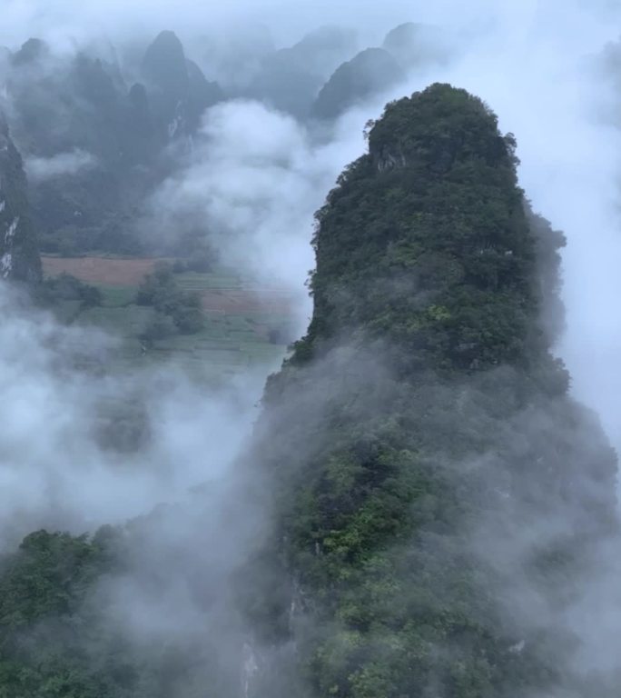 高清竖屏航拍崇左大新明仕田园云漫山间