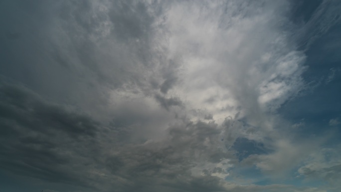 雨云和天空日落移动4K时间流逝。