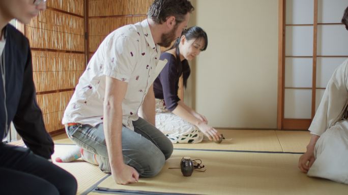 客人在日本传统茶道上接受指导