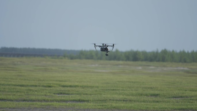 大疆飞行器草原拍摄航拍无人机