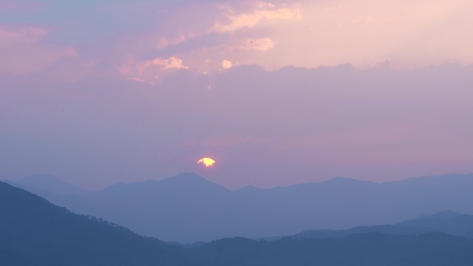 清晨山上日出延时山峰云雾早上太阳升起