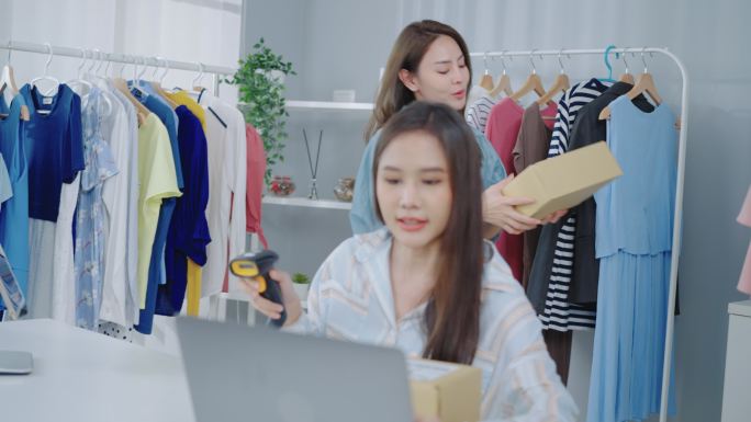 两位年轻的亚洲女性，在家工作，是创业小企业的自由职业者。