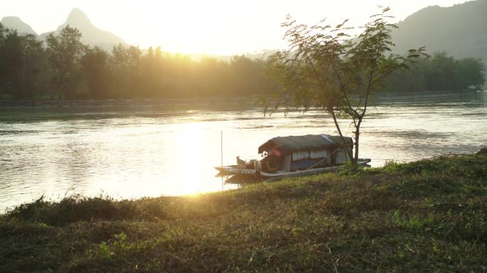 夕阳下河流景色