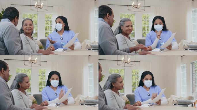 探访护士向老年夫妇解释家庭医疗合同