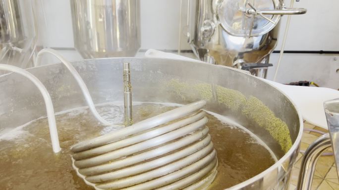 啤酒酿造罐中的盘管用于液体冷却