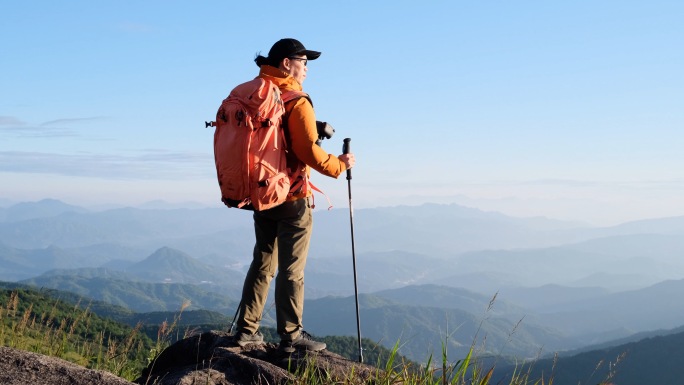 登山山顶眺望远方