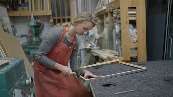 女玻璃匠制作相框木工