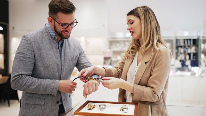 珠宝店的商人情侣夫妻购买手表礼物高端