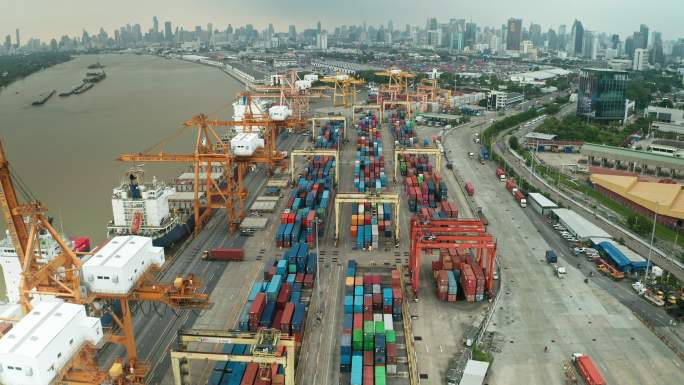 鸟瞰商业物流、进出口、航运或货运码头繁忙的交通。