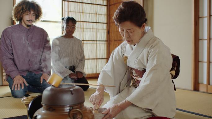 客人在传统日式仪式上观看女主人的奶茶