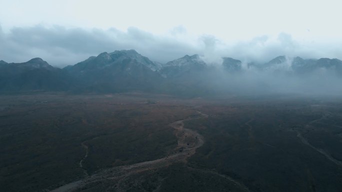 西部山脉云雾缭绕苍茫大地航拍