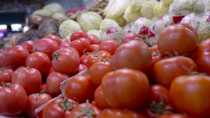 菜市场农贸市场新鲜蔬菜水果番茄买菜挑选