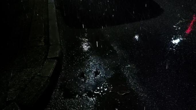 深夜雨滴 水珠水滴 夜雨中的街景