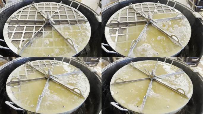 麦芽加工过程中从一罐大麦中流出的液体