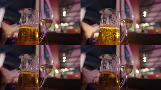 酒吧桌上的啤酒杯冒泡的啤酒起泡酒气泡酒