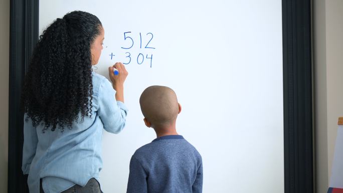非洲裔美国母亲在家教育儿子，教数学