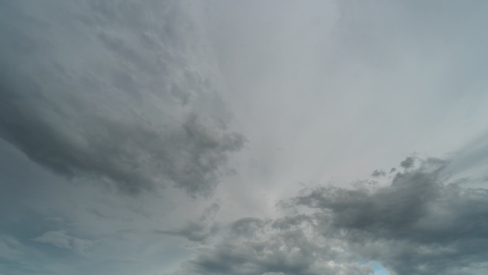 雨云和天空日落移动4K时间流逝。