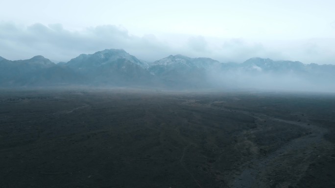 云雾缭绕西部山脉大地航拍