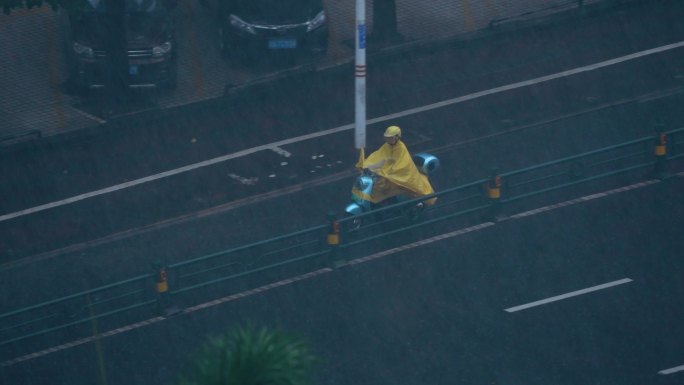 暴雨中骑行