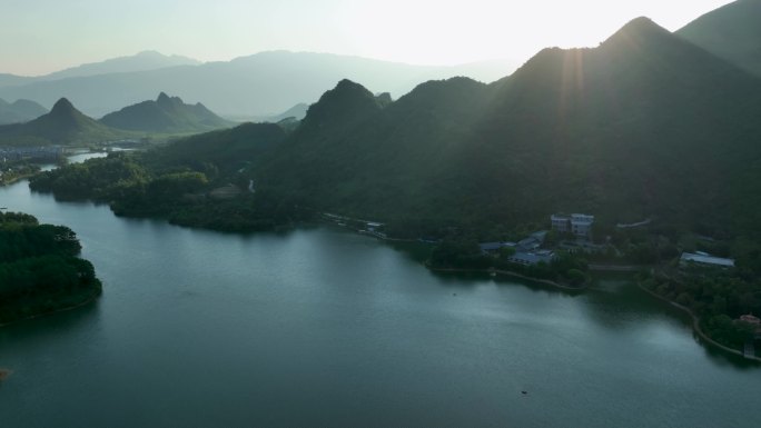 4K航拍上林金莲湖日照群山湖水美景