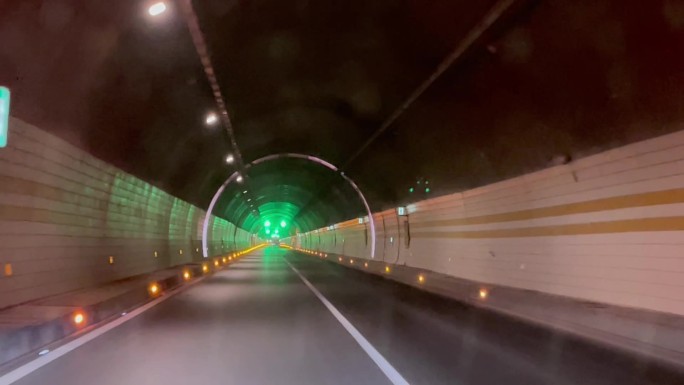 夜间高速隧道车道