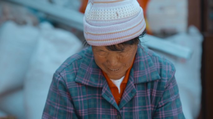 茶叶晾晒普洱农村晾晒茶叶农村妇女