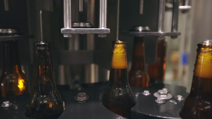 啤酒灌装机。高速自动液体瓶灌装机。饮料的制造和生产。卓越的制造理念。