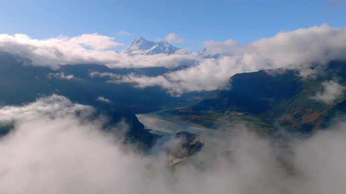 航拍西藏晴天云雾中的雪山和雅江