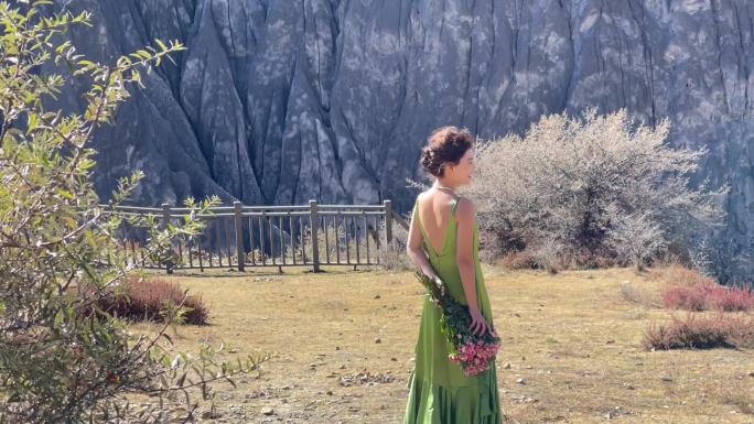 枯黄草原八美糜棱岩高原石林美女拍写真婚纱