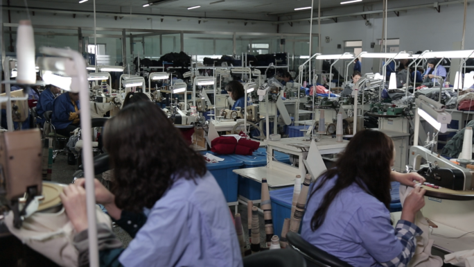 纺织车间 一线工人 手工制作 羊绒 衣服