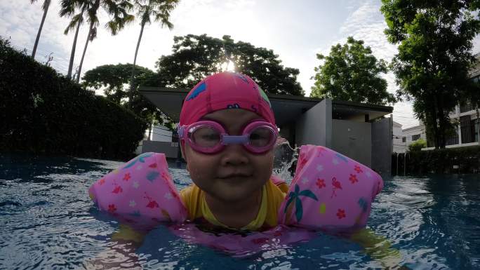 亚洲女孩游泳池亚洲女孩游泳池小孩学游泳夏
