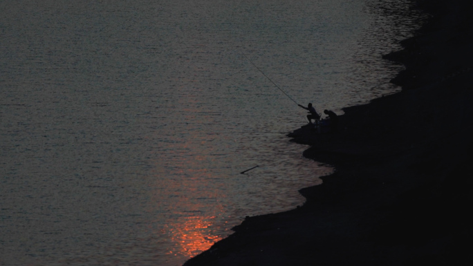 夕阳下钓鱼的人