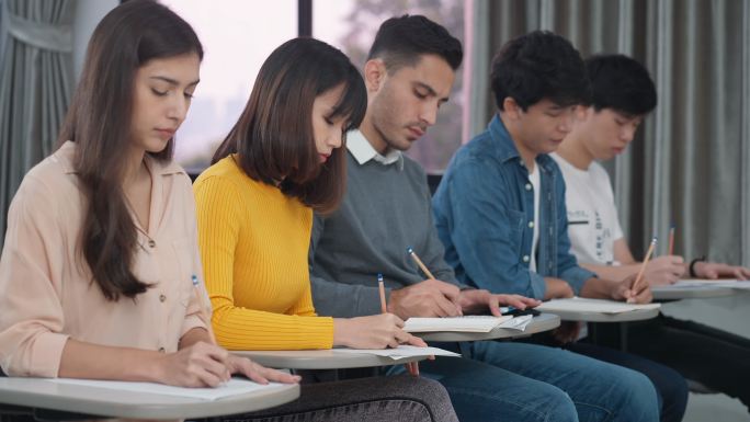 大学生在课堂上学习和写笔记