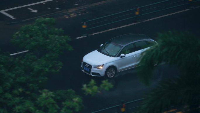 白色奥迪SUV雨中行驶