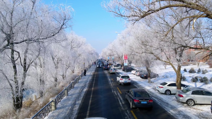 航拍吉林道路旁雾凇