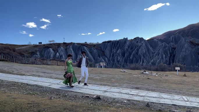 枯黄草原高原石林情侣拍婚纱写真跳舞