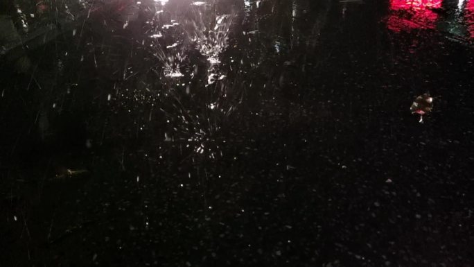 深夜雨滴 水珠水滴 夜雨中的街景