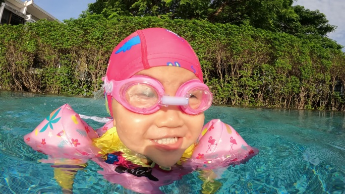 亚洲女孩游泳池体验感受欢乐